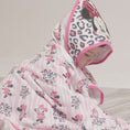 Reproducir el video en la vista de la galería, Toalla con Capucha Fucsia Minnie Animal Print

